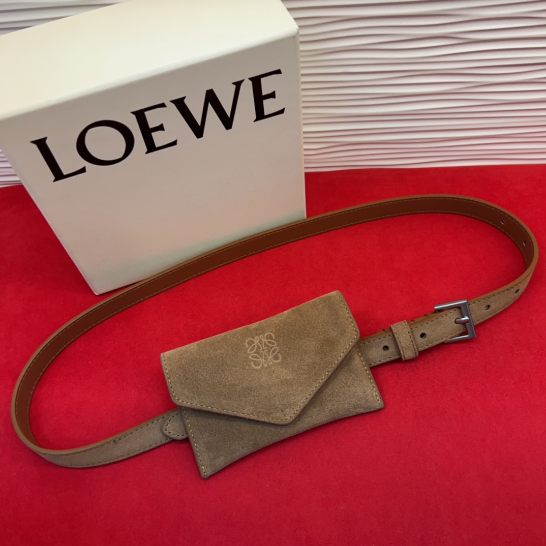 LOEWE鹿绒皮革窄款腰带 配有Anagram挂锁针扣 卓越的工艺 个性的造型 精美的材质 皮带宽:2.