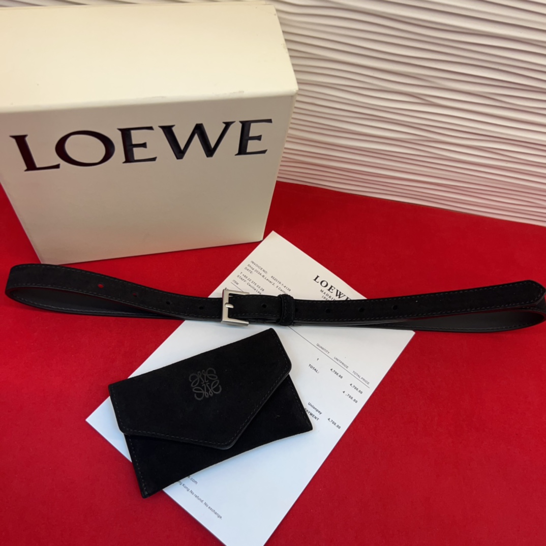 LOEWE鹿绒皮革窄款腰带 配有Anagram挂锁针扣 卓越的工艺 个性的造型 精美的材质 皮带宽:2.