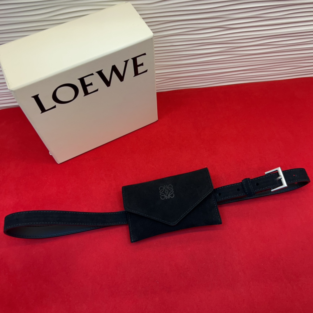 LOEWE鹿绒皮革窄款腰带 配有Anagram挂锁针扣 卓越的工艺 个性的造型 精美的材质 皮带宽:2.