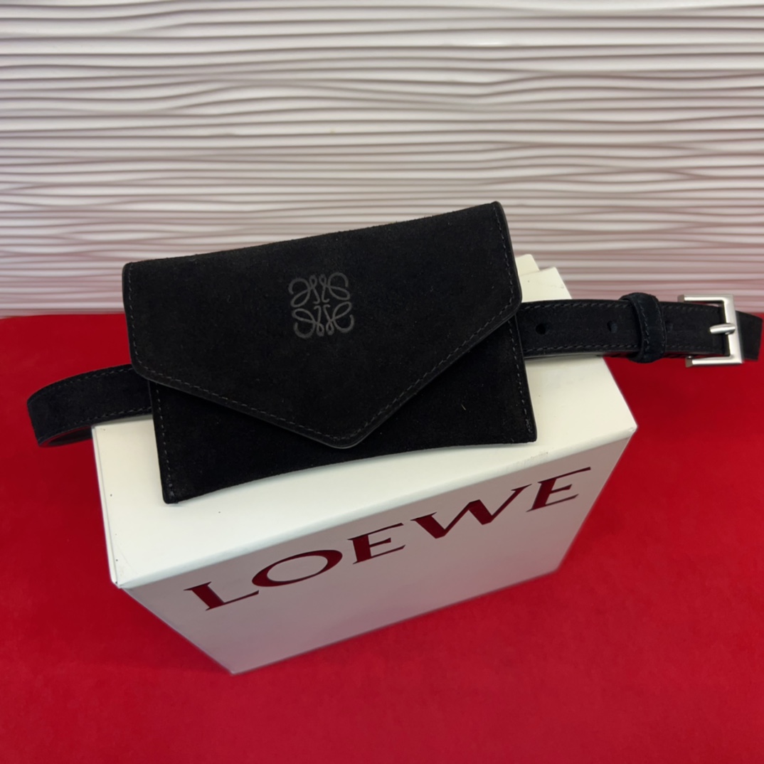 LOEWE鹿绒皮革窄款腰带 配有Anagram挂锁针扣 卓越的工艺 个性的造型 精美的材质 皮带宽:2.