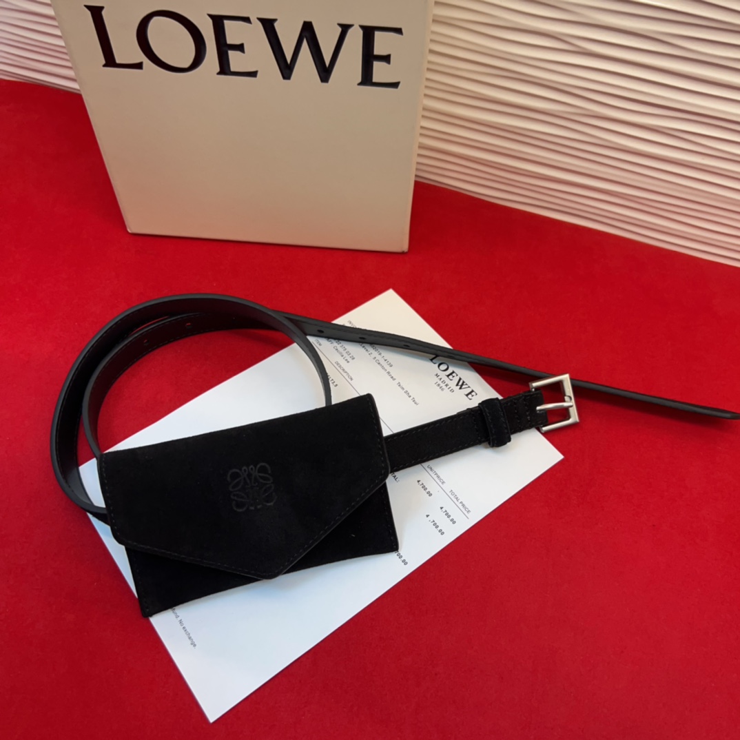 LOEWE鹿绒皮革窄款腰带 配有Anagram挂锁针扣 卓越的工艺 个性的造型 精美的材质 皮带宽:2.