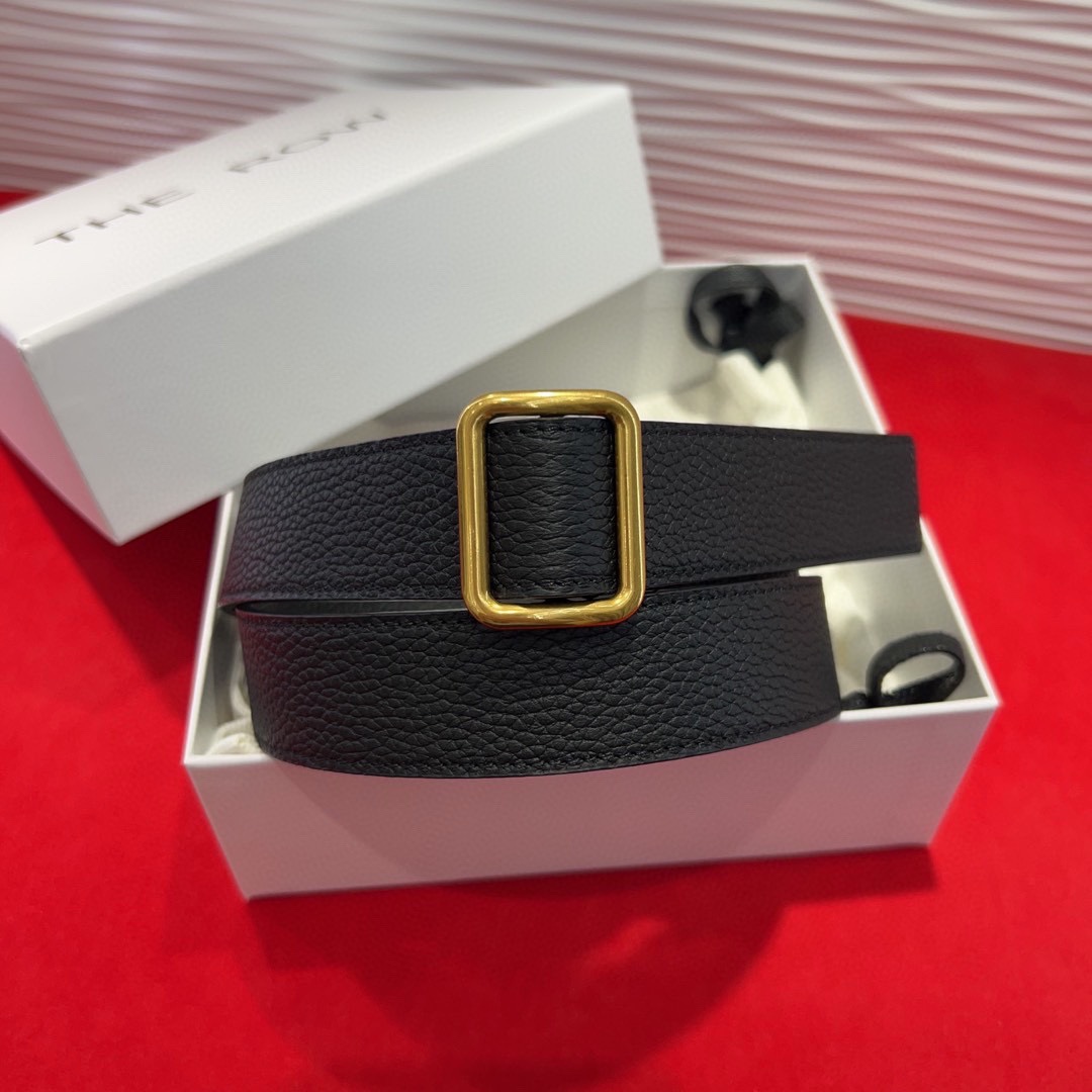 THE ROW该品牌的设计灵感源自他们对波西米亚风格以及精美奢华风的喜爱。在这个冬天，用一条腰带提升身形