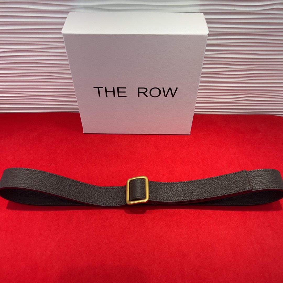 THE ROW该品牌的设计灵感源自他们对波西米亚风格以及精美奢华风的喜爱。在这个冬天，用一条腰带提升身形