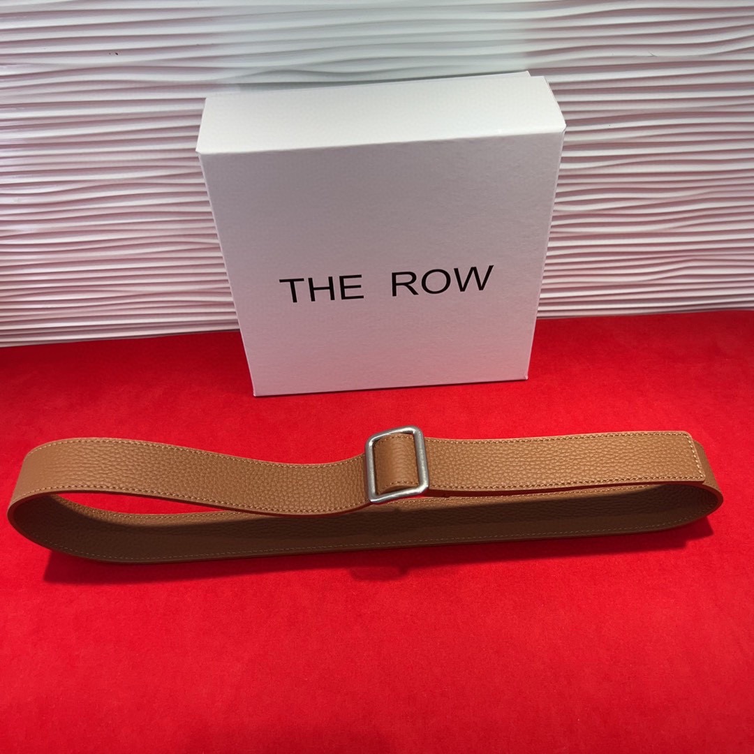 THE ROW该品牌的设计灵感源自他们对波西米亚风格以及精美奢华风的喜爱。在这个冬天，用一条腰带提升身形