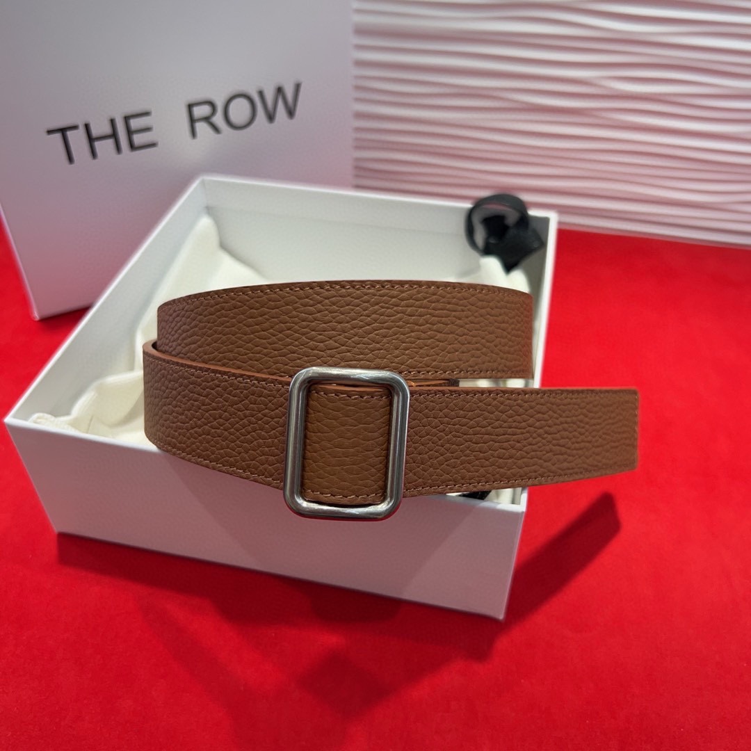 THE ROW该品牌的设计灵感源自他们对波西米亚风格以及精美奢华风的喜爱。在这个冬天，用一条腰带提升身形