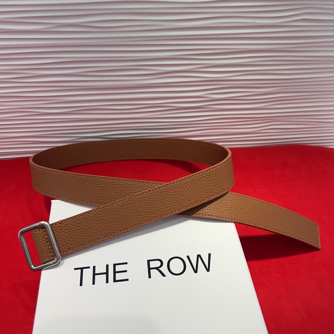 THE ROW该品牌的设计灵感源自他们对波西米亚风格以及精美奢华风的喜爱。在这个冬天，用一条腰带提升身形