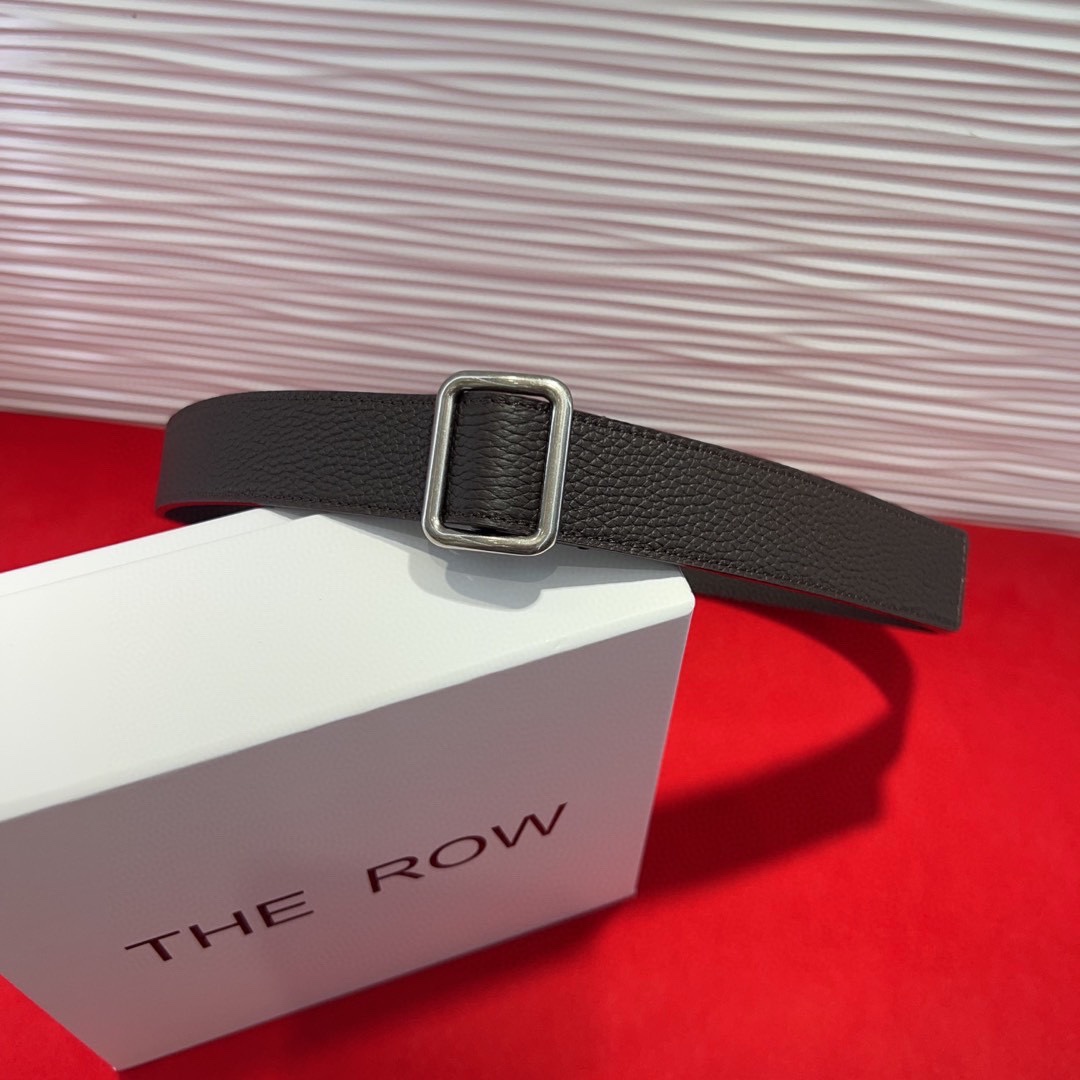 THE ROW该品牌的设计灵感源自他们对波西米亚风格以及精美奢华风的喜爱。在这个冬天，用一条腰带提升身形