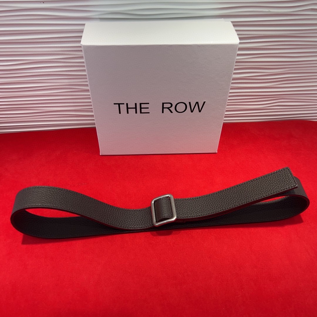 THE ROW该品牌的设计灵感源自他们对波西米亚风格以及精美奢华风的喜爱。在这个冬天，用一条腰带提升身形