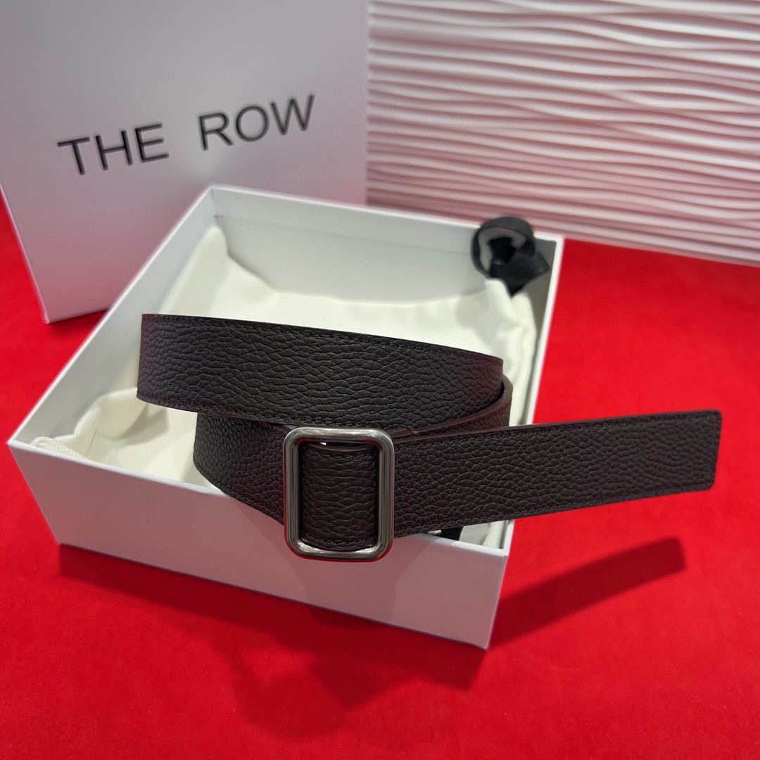THE ROW该品牌的设计灵感源自他们对波西米亚风格以及精美奢华风的喜爱。在这个冬天，用一条腰带提升身形