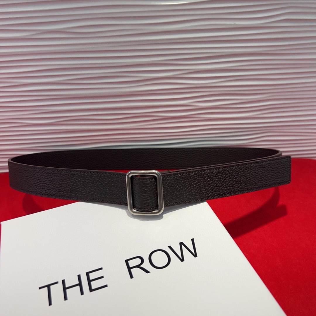 THE ROW该品牌的设计灵感源自他们对波西米亚风格以及精美奢华风的喜爱。在这个冬天，用一条腰带提升身形