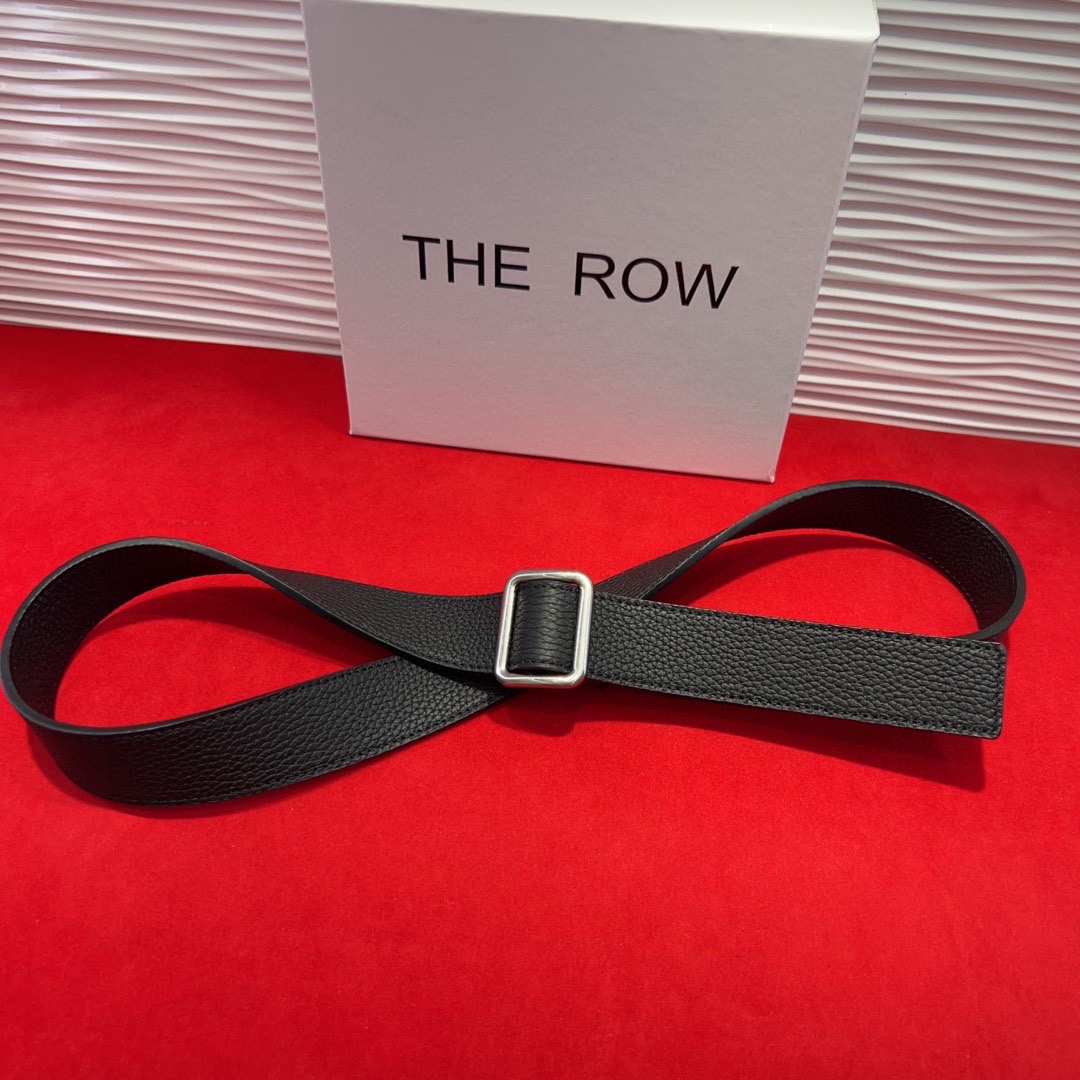 THE ROW该品牌的设计灵感源自他们对波西米亚风格以及精美奢华风的喜爱。在这个冬天，用一条腰带提升身形