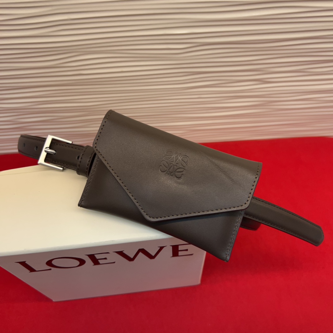 LOEWE头层皮革窄款腰带 配有Anagram挂锁针扣 卓越的工艺 个性的造型 精美的材质 皮带宽:2.