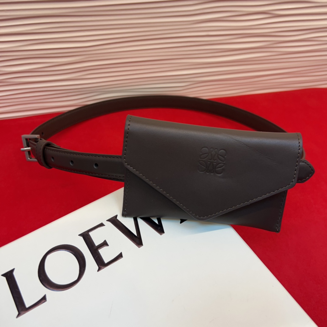 LOEWE头层皮革窄款腰带 配有Anagram挂锁针扣 卓越的工艺 个性的造型 精美的材质 皮带宽:2.