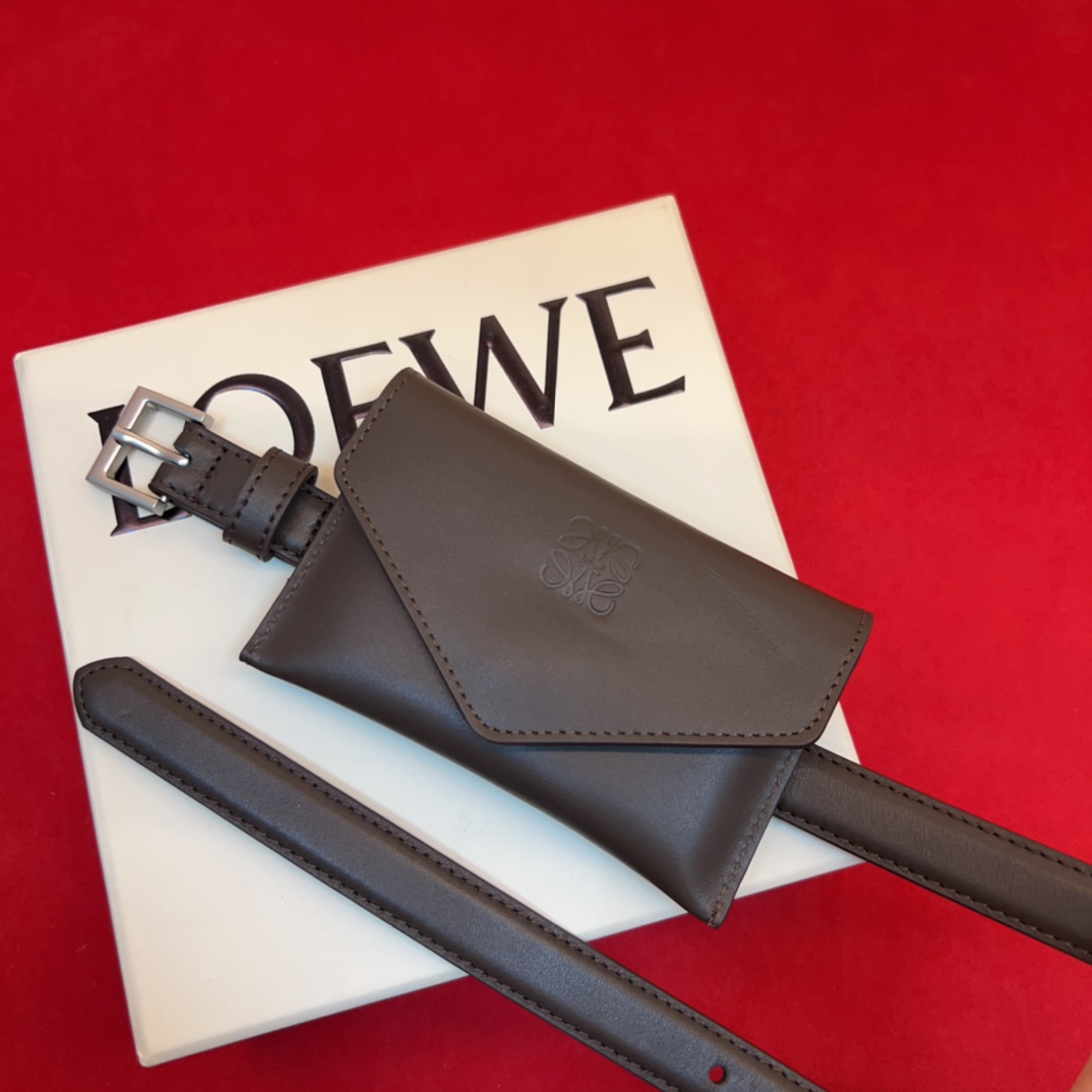 LOEWE头层皮革窄款腰带 配有Anagram挂锁针扣 卓越的工艺 个性的造型 精美的材质 皮带宽:2.