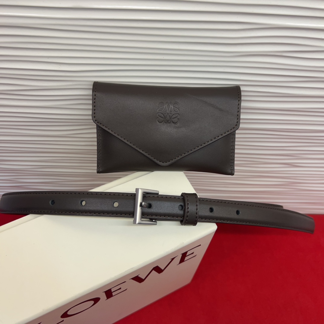 LOEWE头层皮革窄款腰带 配有Anagram挂锁针扣 卓越的工艺 个性的造型 精美的材质 皮带宽:2.