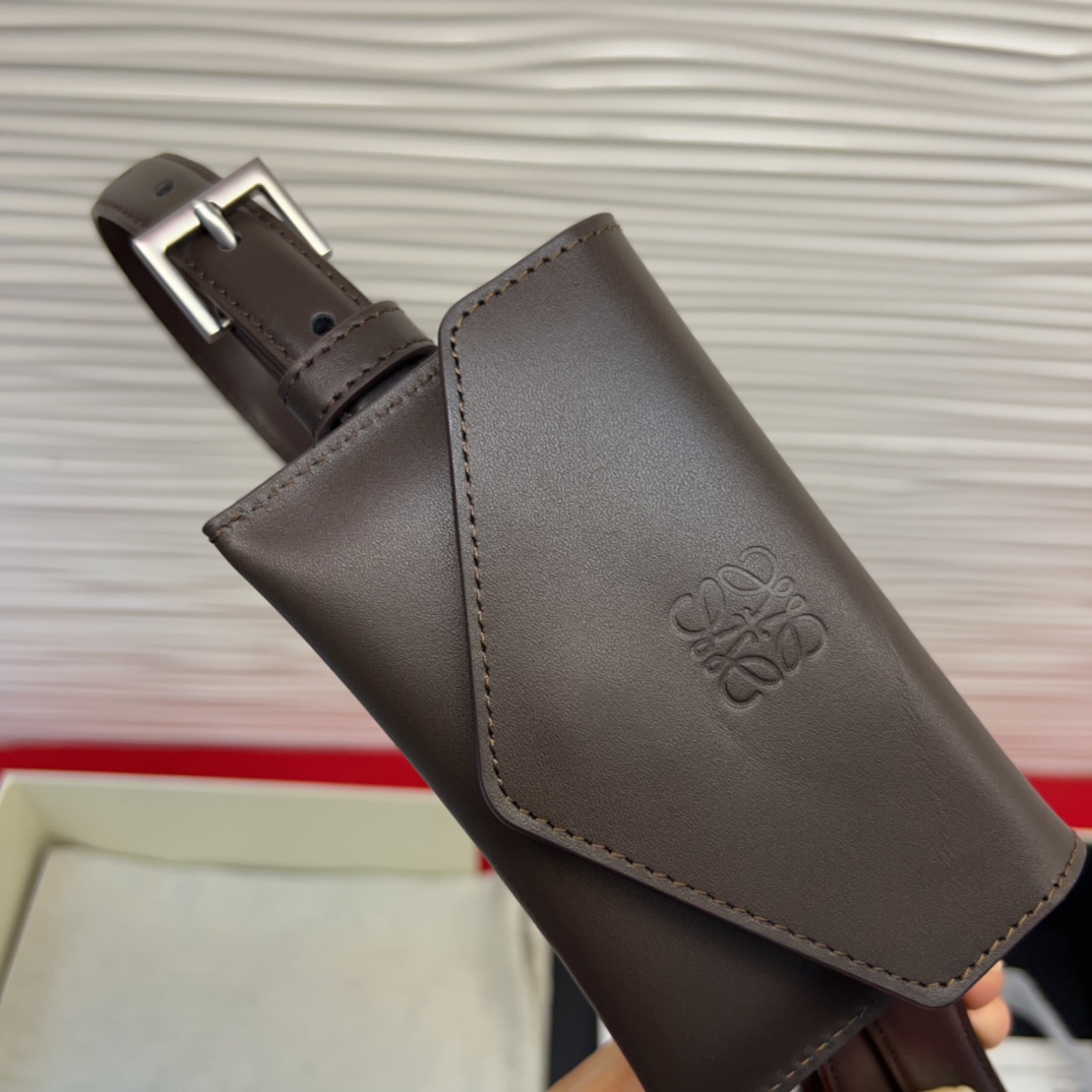LOEWE头层皮革窄款腰带 配有Anagram挂锁针扣 卓越的工艺 个性的造型 精美的材质 皮带宽:2.