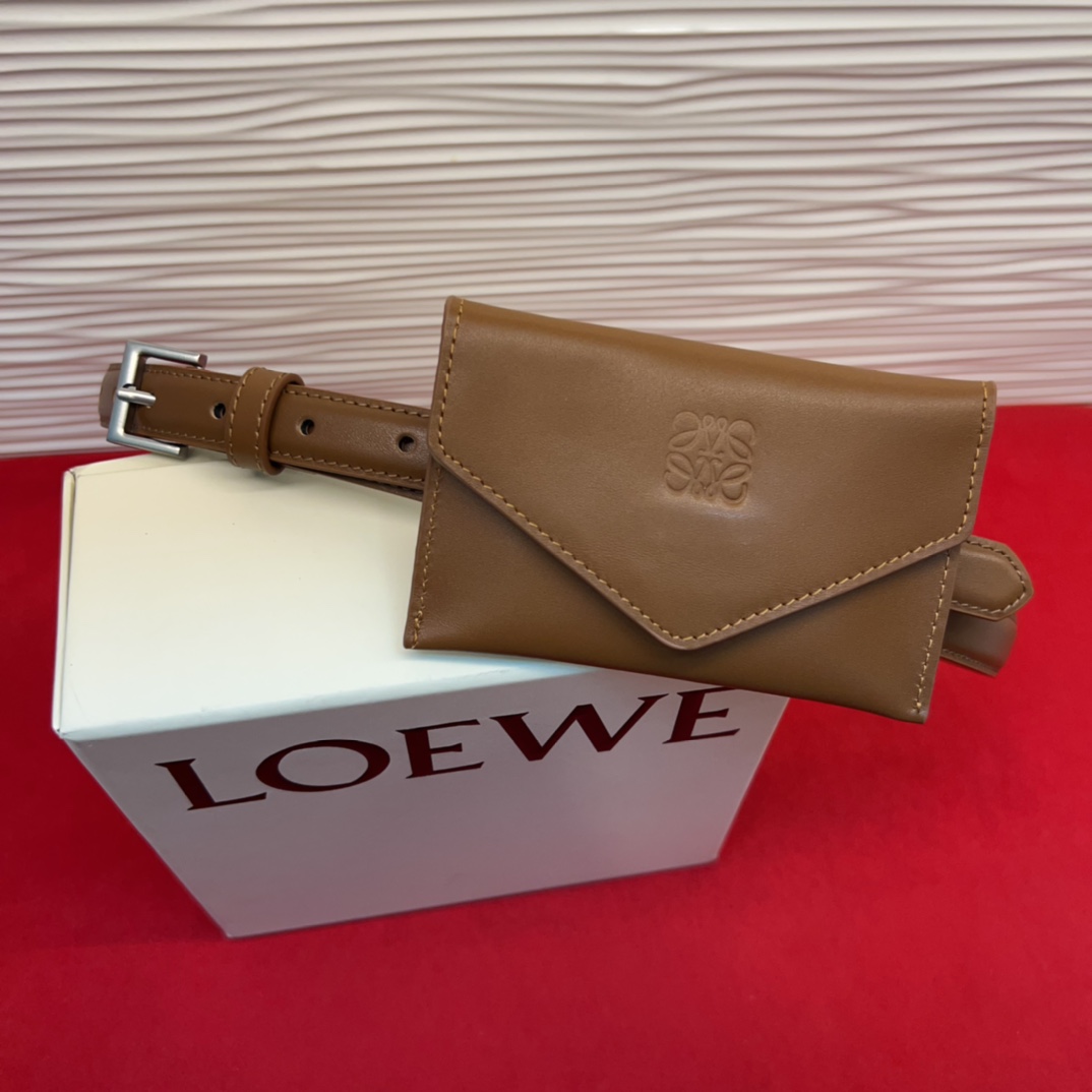 LOEWE头层皮革窄款腰带 配有Anagram挂锁针扣 卓越的工艺 个性的造型 精美的材质 皮带宽:2.