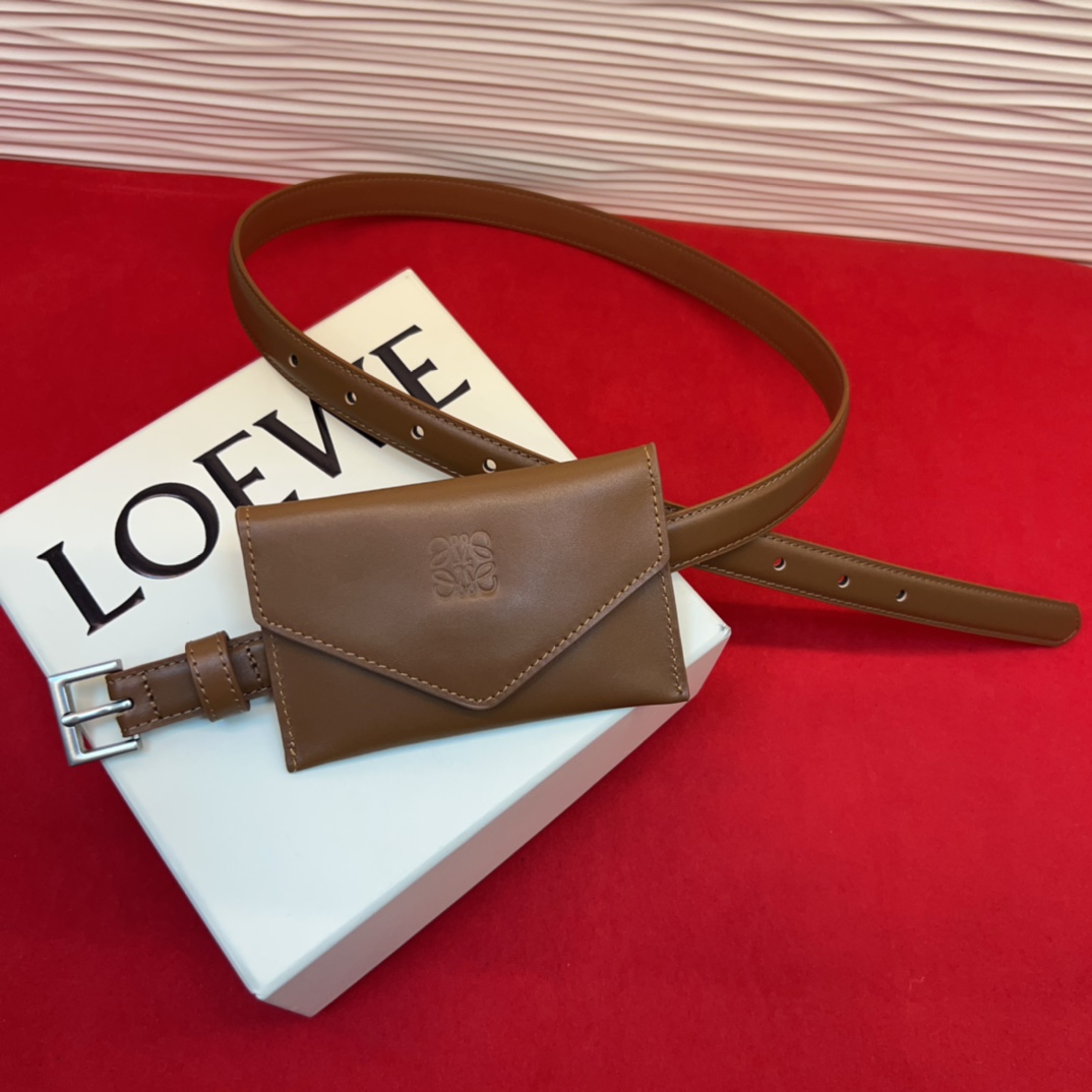 LOEWE头层皮革窄款腰带 配有Anagram挂锁针扣 卓越的工艺 个性的造型 精美的材质 皮带宽:2.