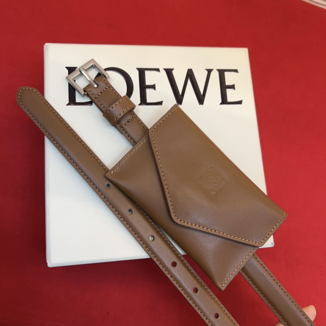 LOEWE头层皮革窄款腰带 配有Anagram挂锁针扣 卓越的工艺 个性的造型 精美的材质 皮带宽:2.