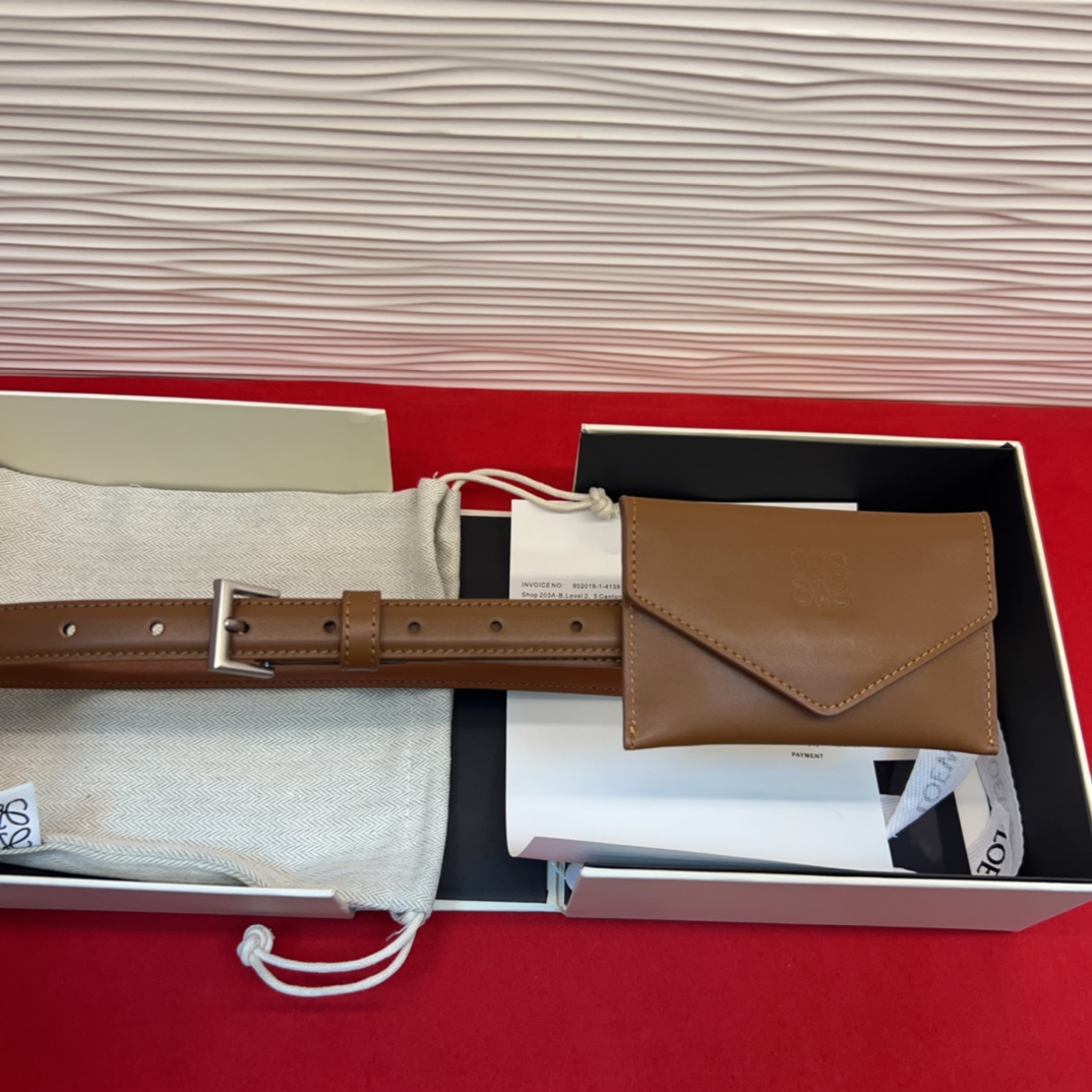 LOEWE头层皮革窄款腰带 配有Anagram挂锁针扣 卓越的工艺 个性的造型 精美的材质 皮带宽:2.