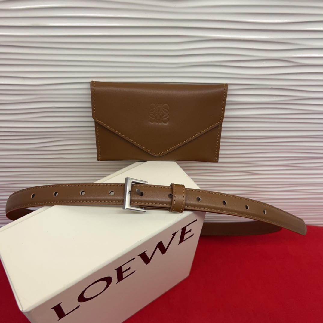 LOEWE头层皮革窄款腰带 配有Anagram挂锁针扣 卓越的工艺 个性的造型 精美的材质 皮带宽:2.
