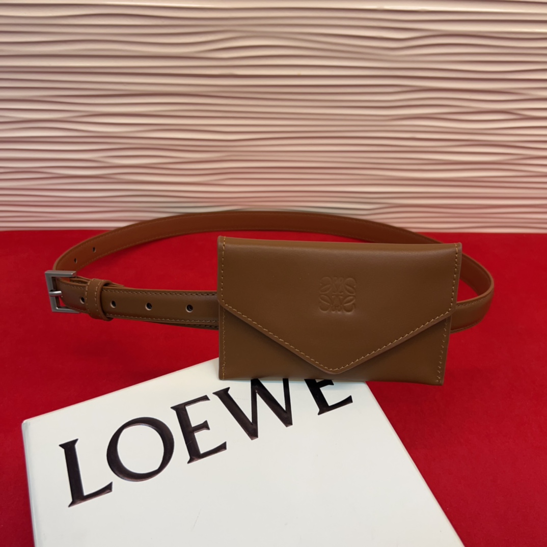 LOEWE头层皮革窄款腰带 配有Anagram挂锁针扣 卓越的工艺 个性的造型 精美的材质 皮带宽:2.