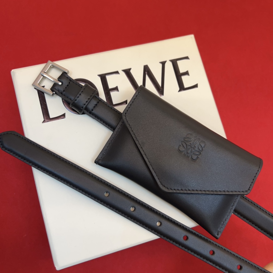 LOEWE头层皮革窄款腰带 配有Anagram挂锁针扣 卓越的工艺 个性的造型 精美的材质 皮带宽:2.