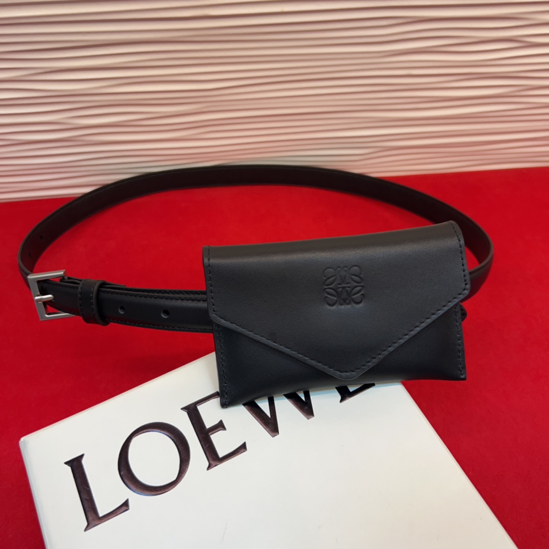 LOEWE头层皮革窄款腰带 配有Anagram挂锁针扣 卓越的工艺 个性的造型 精美的材质 皮带宽:2.