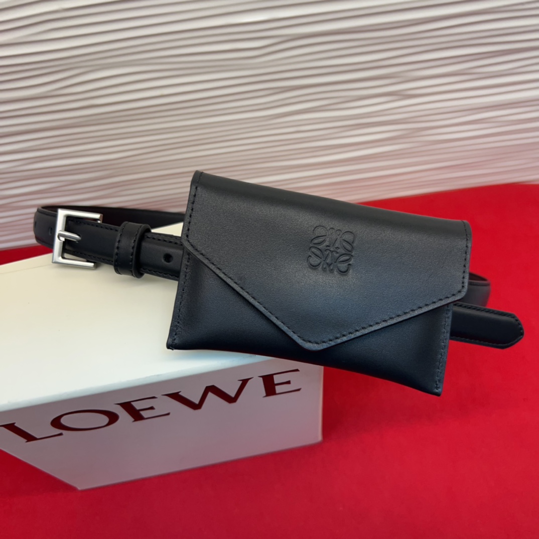LOEWE头层皮革窄款腰带 配有Anagram挂锁针扣 卓越的工艺 个性的造型 精美的材质 皮带宽:2.