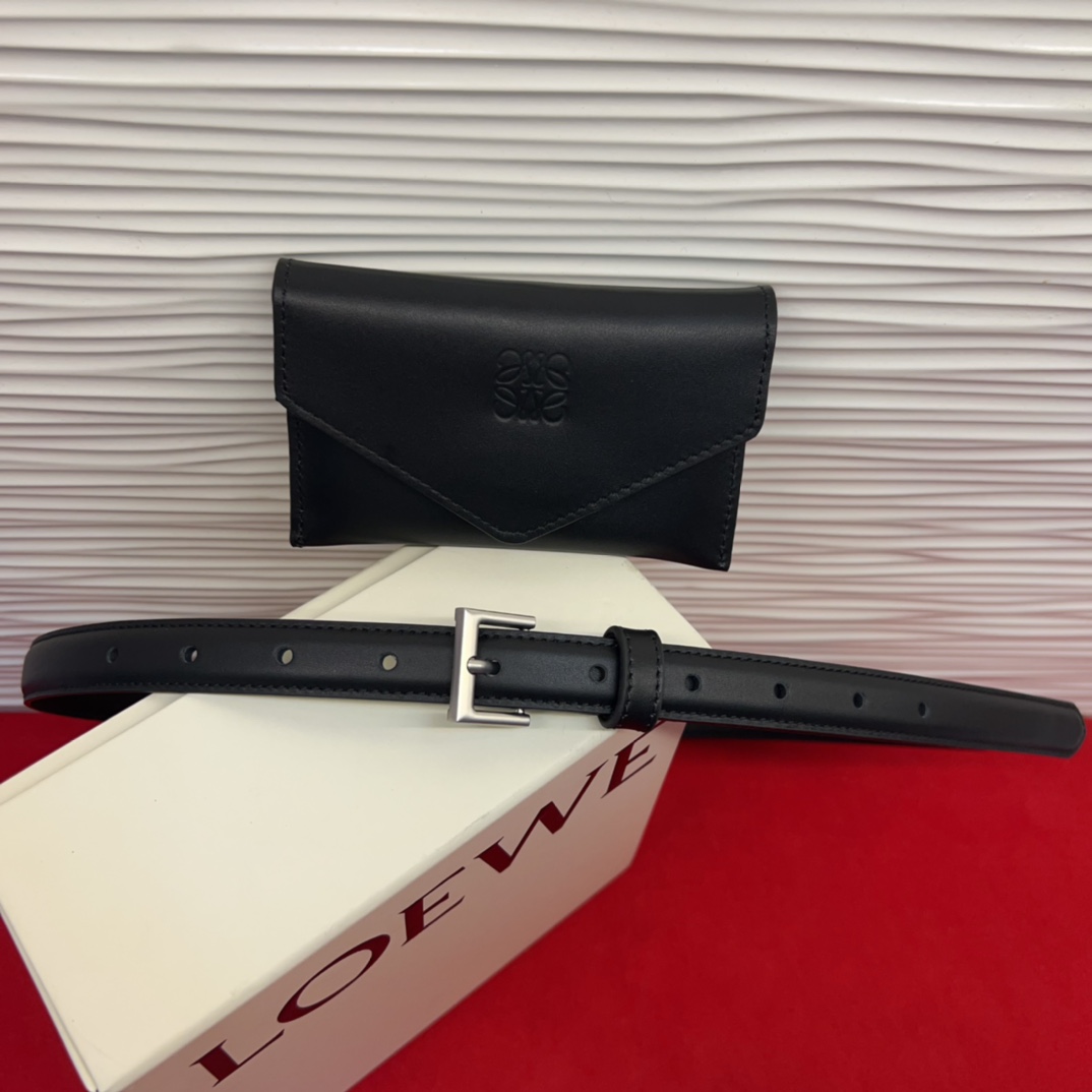 LOEWE头层皮革窄款腰带 配有Anagram挂锁针扣 卓越的工艺 个性的造型 精美的材质 皮带宽:2.