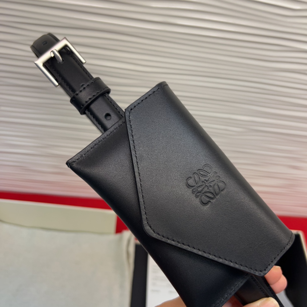 LOEWE头层皮革窄款腰带 配有Anagram挂锁针扣 卓越的工艺 个性的造型 精美的材质 皮带宽:2.
