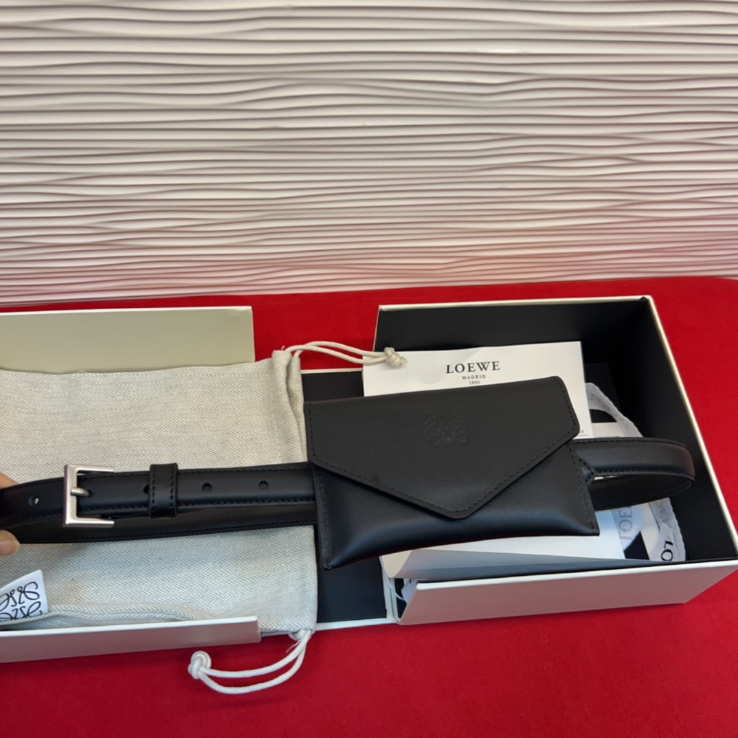 LOEWE头层皮革窄款腰带 配有Anagram挂锁针扣 卓越的工艺 个性的造型 精美的材质 皮带宽:2.