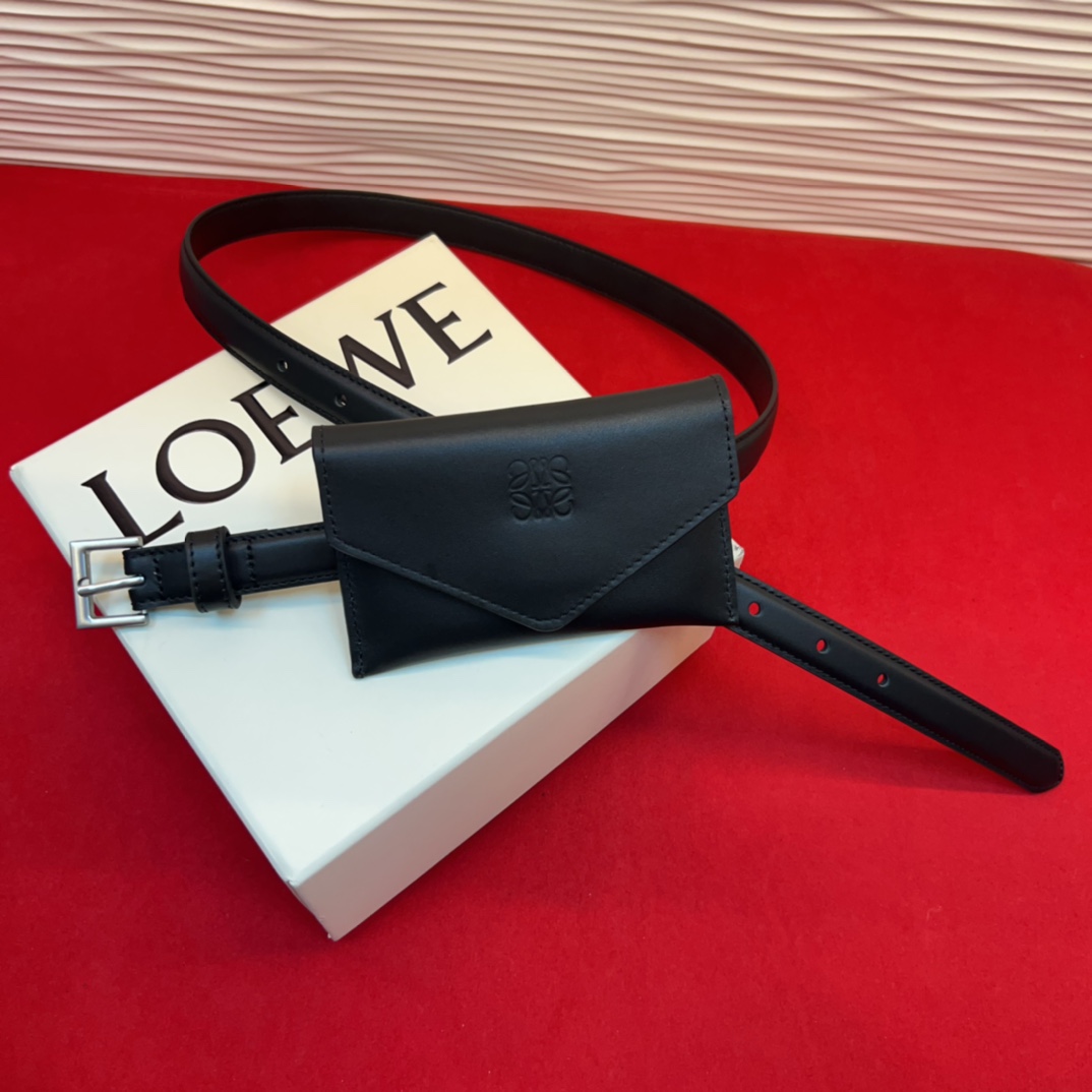 LOEWE头层皮革窄款腰带 配有Anagram挂锁针扣 卓越的工艺 个性的造型 精美的材质 皮带宽:2.