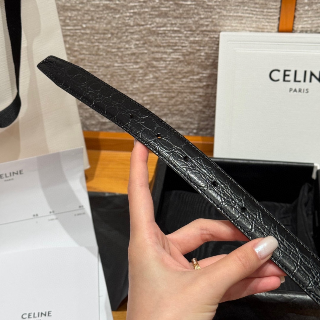 凯旋门家新款ALIX 中号25毫米双面腰带这款采用牛皮革，金属饰面，可拆卸椭圆形搭扣，双面腰带，TRIO