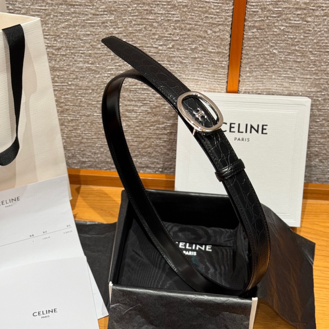 凯旋门家新款ALIX 中号25毫米双面腰带这款采用牛皮革，金属饰面，可拆卸椭圆形搭扣，双面腰带，TRIO