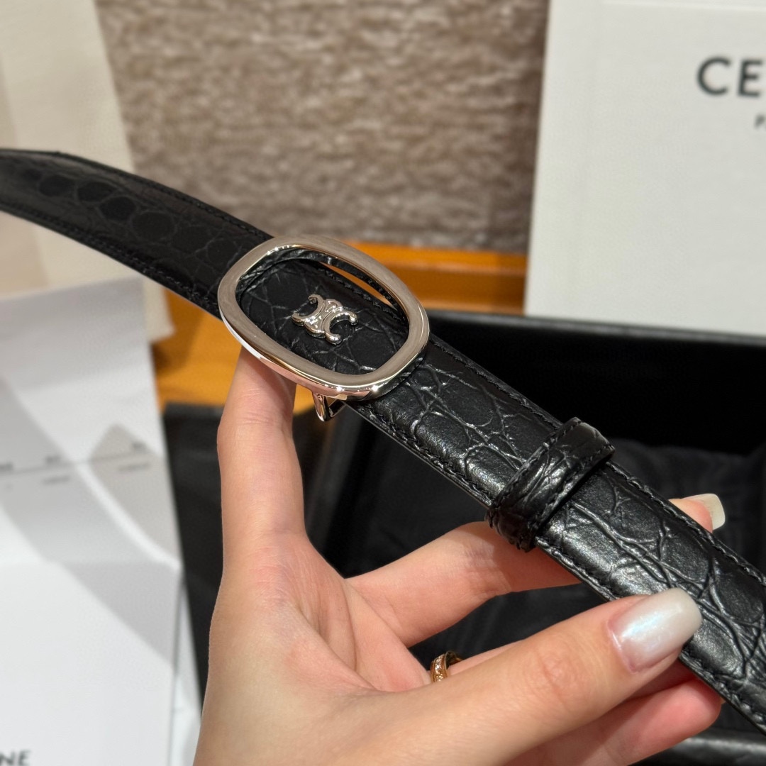 凯旋门家新款ALIX 中号25毫米双面腰带这款采用牛皮革，金属饰面，可拆卸椭圆形搭扣，双面腰带，TRIO