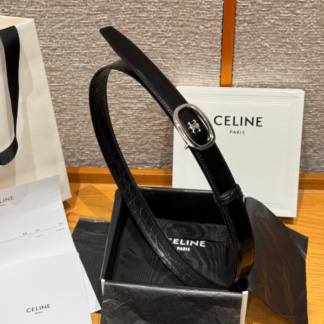 凯旋门家新款ALIX 中号25毫米双面腰带这款采用牛皮革，金属饰面，可拆卸椭圆形搭扣，双面腰带，TRIO