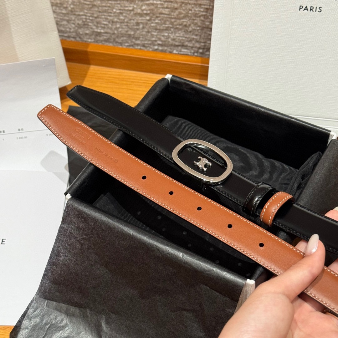 凯旋门家新款ALIX 中号25毫米双面腰带这款采用牛皮革，金属饰面，可拆卸椭圆形搭扣，双面腰带，TRIO
