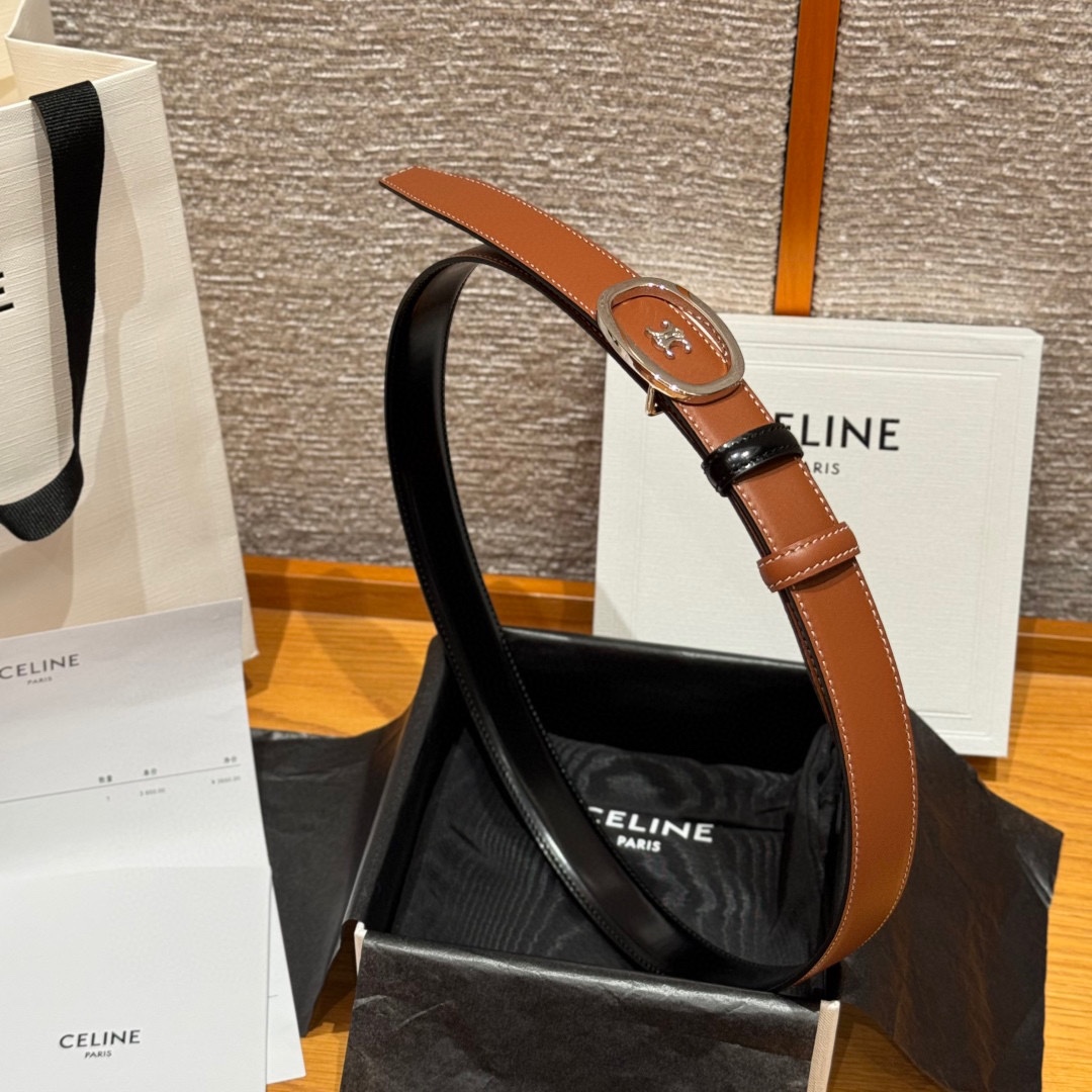 凯旋门家新款ALIX 中号25毫米双面腰带这款采用牛皮革，金属饰面，可拆卸椭圆形搭扣，双面腰带，TRIO
