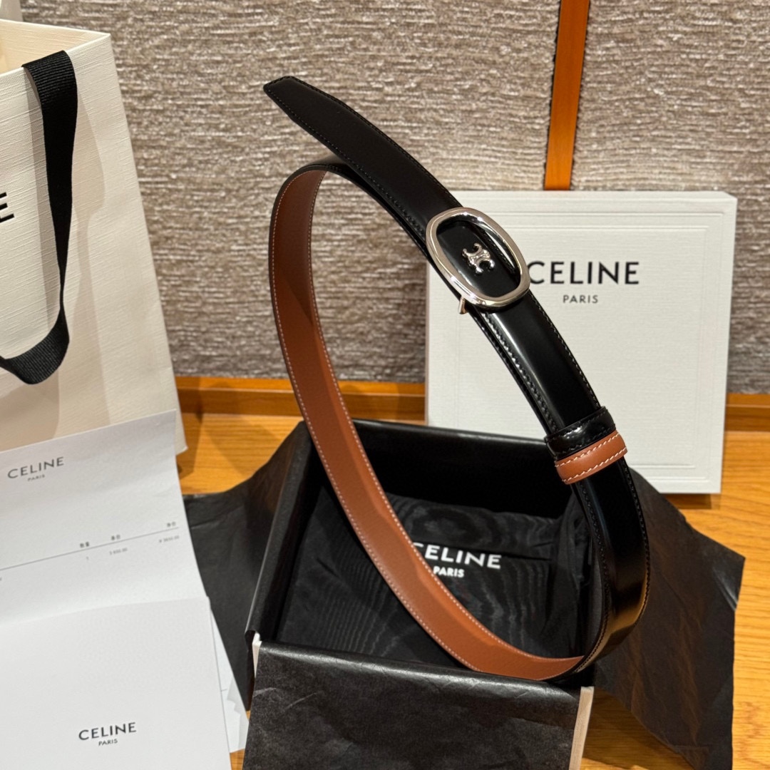 凯旋门家新款ALIX 中号25毫米双面腰带这款采用牛皮革，金属饰面，可拆卸椭圆形搭扣，双面腰带，TRIO