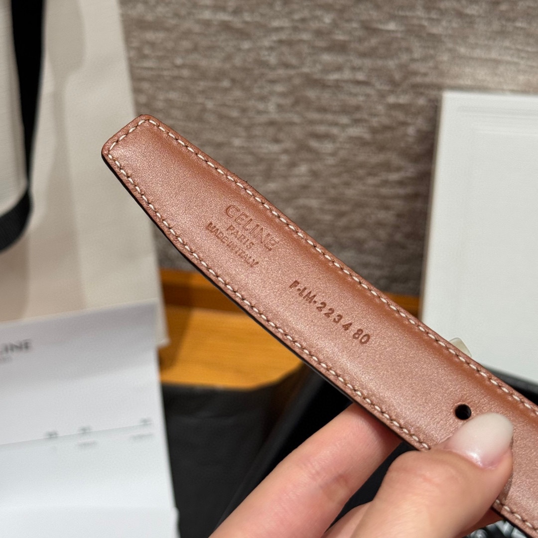 凯旋门家新款ALIX 中号25毫米双面腰带这款采用牛皮革，金属饰面，可拆卸椭圆形搭扣，双面腰带，TRIO