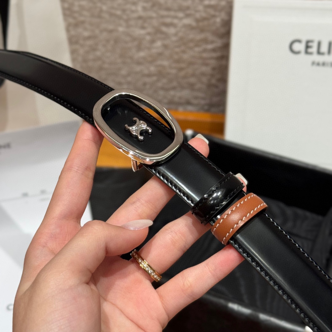 凯旋门家新款ALIX 中号25毫米双面腰带这款采用牛皮革，金属饰面，可拆卸椭圆形搭扣，双面腰带，TRIO