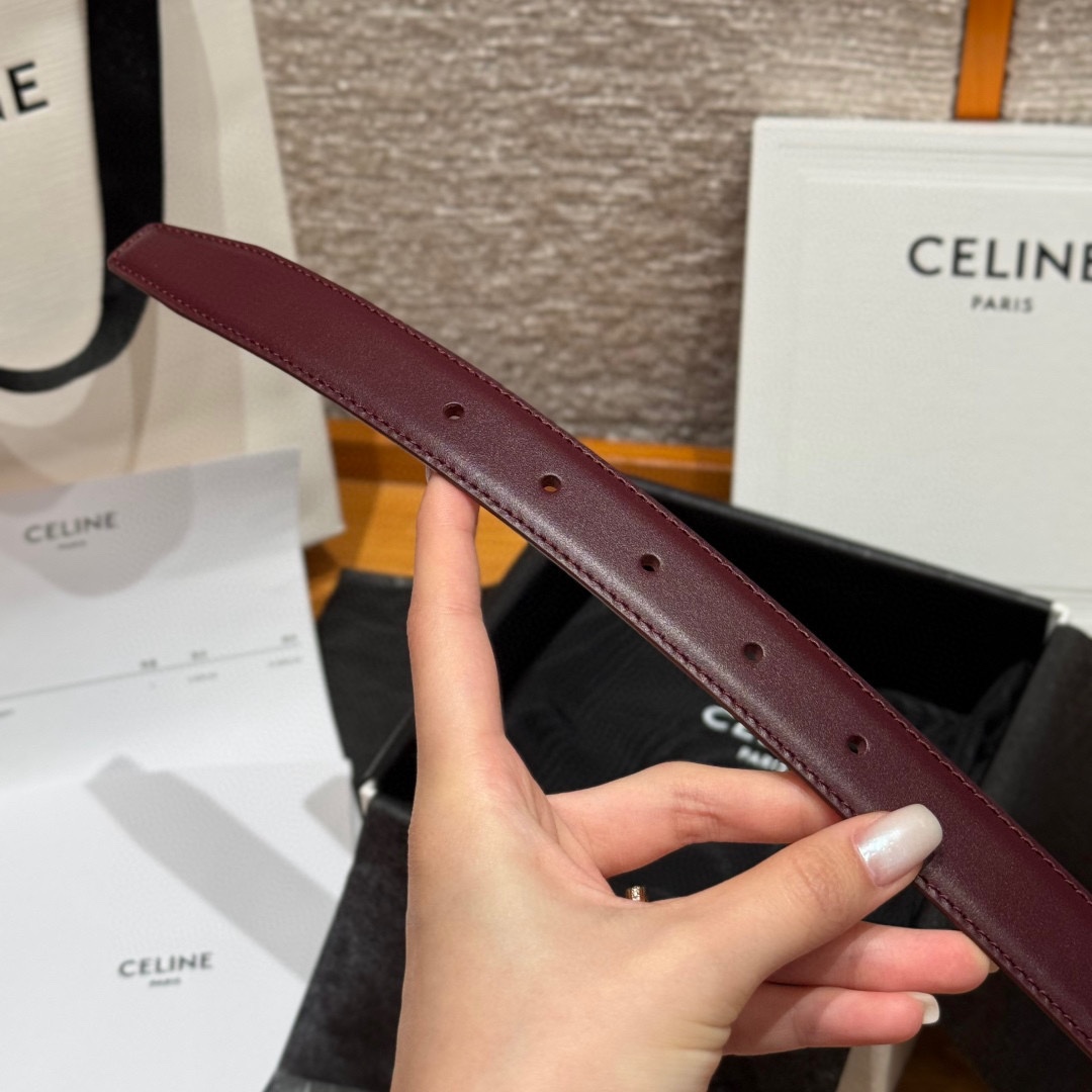 凯旋门家新款ALIX 中号25毫米双面腰带这款采用牛皮革，金属饰面，可拆卸椭圆形搭扣，双面腰带，TRIO