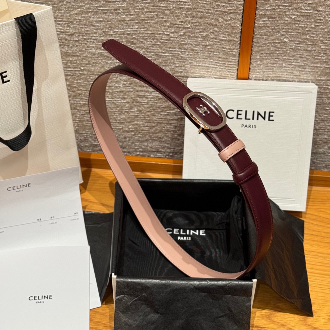 凯旋门家新款ALIX 中号25毫米双面腰带这款采用牛皮革，金属饰面，可拆卸椭圆形搭扣，双面腰带，TRIO