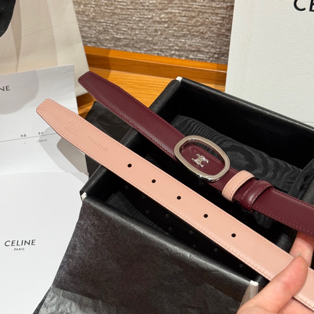 凯旋门家新款ALIX 中号25毫米双面腰带这款采用牛皮革，金属饰面，可拆卸椭圆形搭扣，双面腰带，TRIO