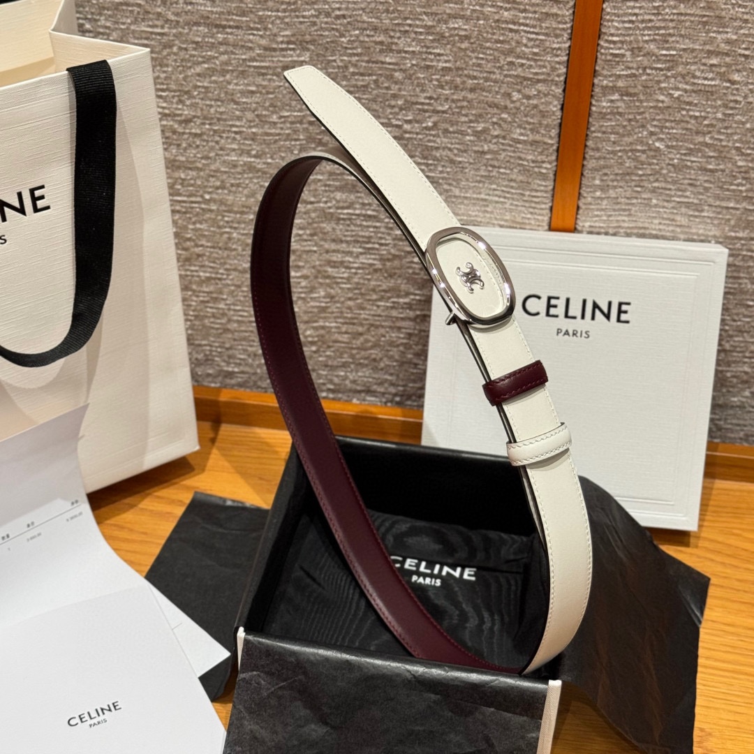 凯旋门家新款ALIX 中号25毫米双面腰带这款采用牛皮革，金属饰面，可拆卸椭圆形搭扣，双面腰带，TRIO