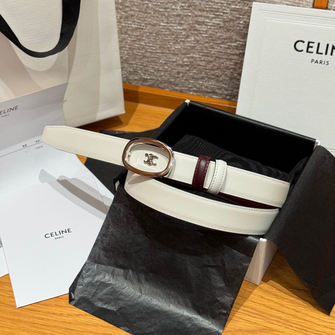 凯旋门家新款ALIX 中号25毫米双面腰带这款采用牛皮革，金属饰面，可拆卸椭圆形搭扣，双面腰带，TRIO