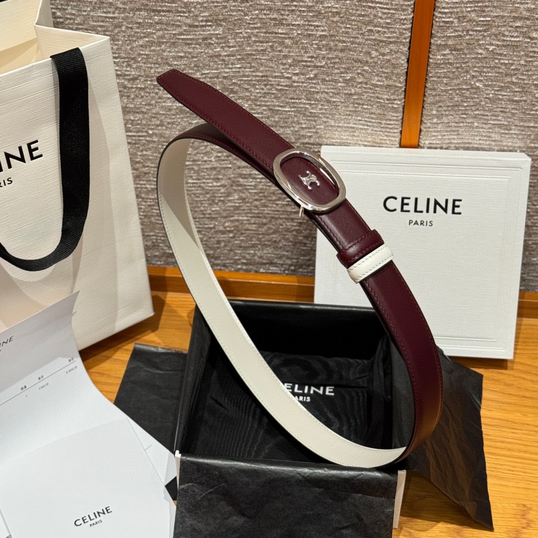 凯旋门家新款ALIX 中号25毫米双面腰带这款采用牛皮革，金属饰面，可拆卸椭圆形搭扣，双面腰带，TRIO