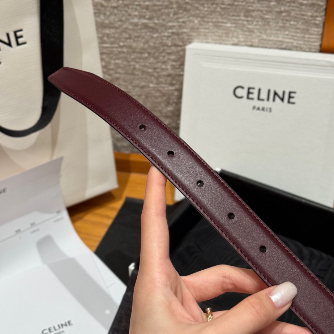 凯旋门家新款ALIX 中号25毫米双面腰带这款采用牛皮革，金属饰面，可拆卸椭圆形搭扣，双面腰带，TRIO
