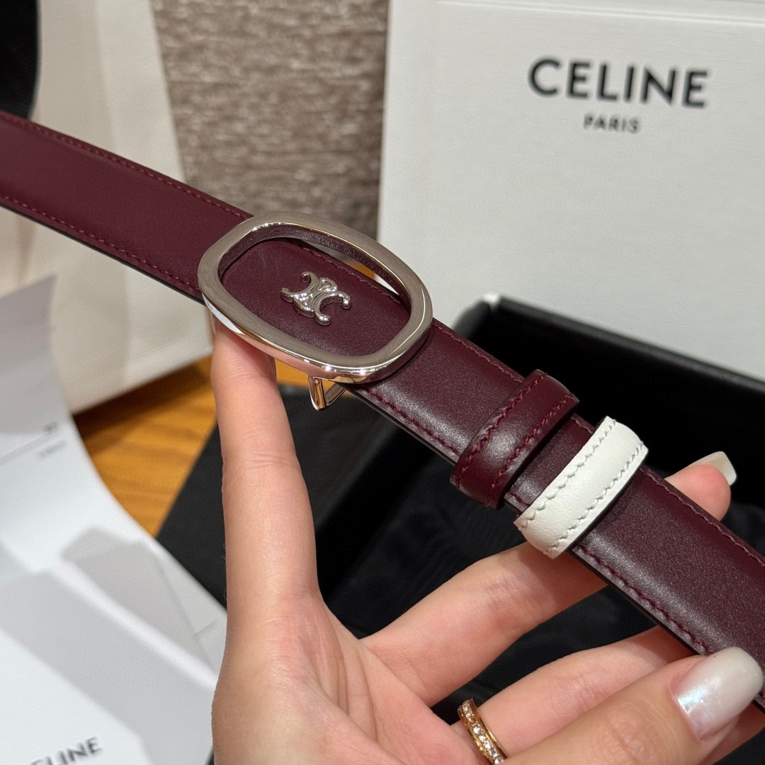 凯旋门家新款ALIX 中号25毫米双面腰带这款采用牛皮革，金属饰面，可拆卸椭圆形搭扣，双面腰带，TRIO